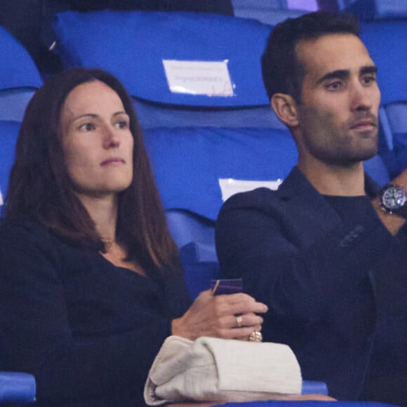 Martin Fourcade est en couple avec Hélène depuis de longues années
Martin Fourcade et sa femme Hélène Uzabiaga - People dans les tribunes du match de Coupe du monde de rugby entre la France et l'Italie (60-7) à Lyon © Cyril Moreau-Dominique Jacovides/Bestimage