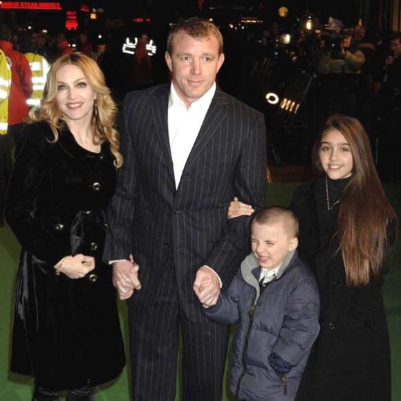 La chanteuse a donné naissance à deux enfants de façon naturelle
Rocco, le fils de Madonna et son ex-mari Guy Ritchie (ici photographiée avec sa grande soeur Lourdes) a bien changé ! Il dévoile son look rétro dans les pages d'un magazine pour hommes.