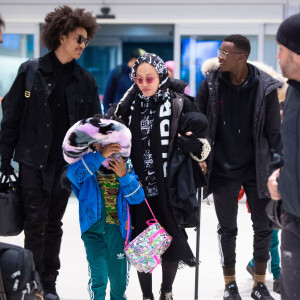 Madonna, son compagnon Ahlamalik Williams, son fils David et ses filles jumelles Estere et Stella à l'aéroport de New York le 27 décembe 2019.