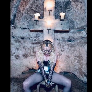 Madonna fête ses 63 ans : soirée "Byzance", bas résille et décolleté plongeant pour la star !