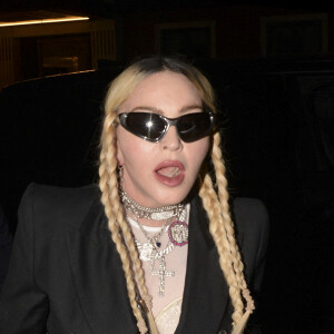 Madonna et FKA Twigs à la sortie de l'hôtel "AT 22" à Londres, le 25 mai 2022. 