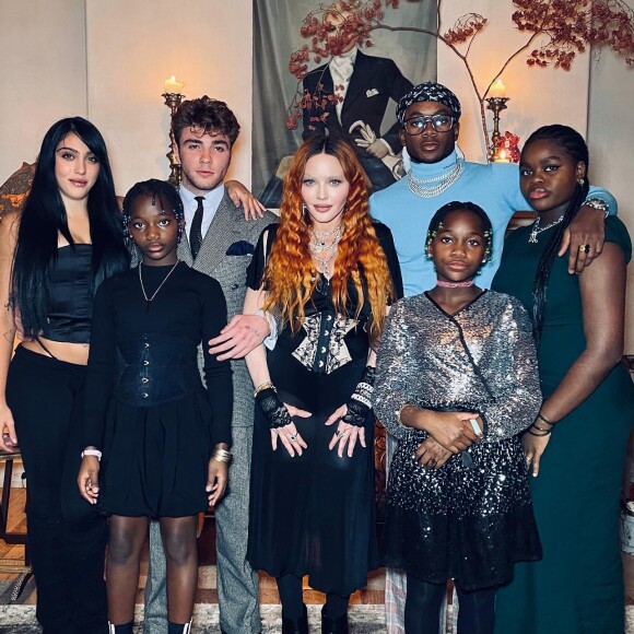 Madonna est la mère de six enfants
Madonna entourée de ses 6 enfants pour Thanksgiving.