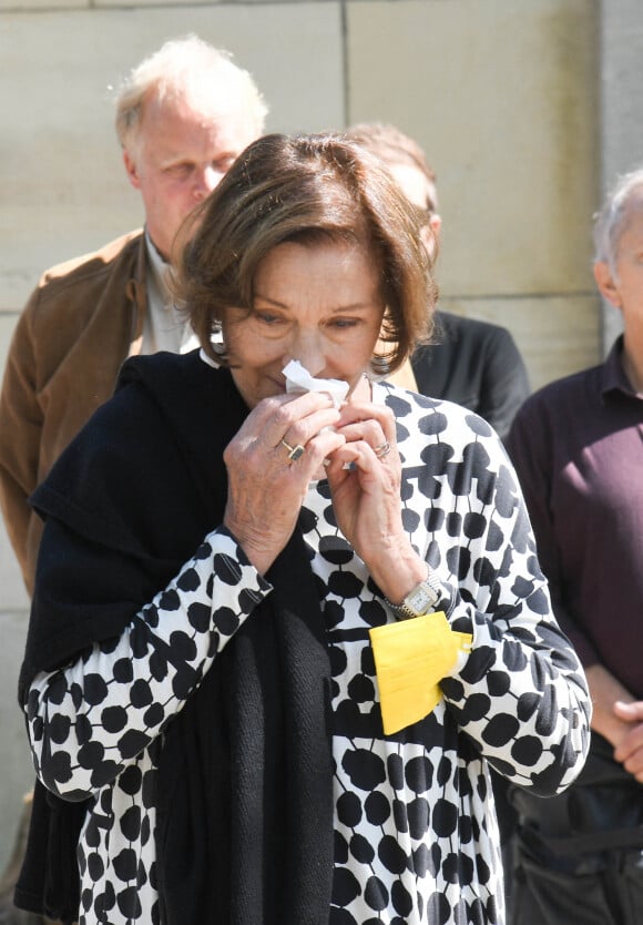 Exclusif - Macha Méril et les proches de Michel Legrand assistent à la messe organisée pour la bénédiction de la croix sur la tombe du compositeur au cimetière du Père Lachaise à Paris © Coadic Guirec / Bestimage 