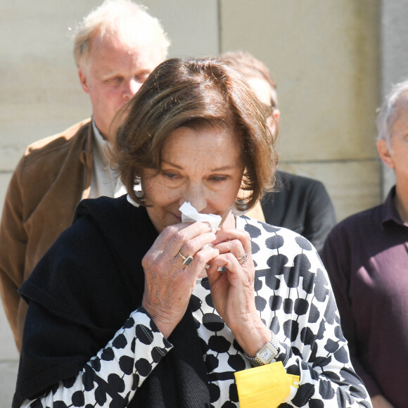 Exclusif - Macha Méril et les proches de Michel Legrand assistent à la messe organisée pour la bénédiction de la croix sur la tombe du compositeur au cimetière du Père Lachaise à Paris © Coadic Guirec / Bestimage 