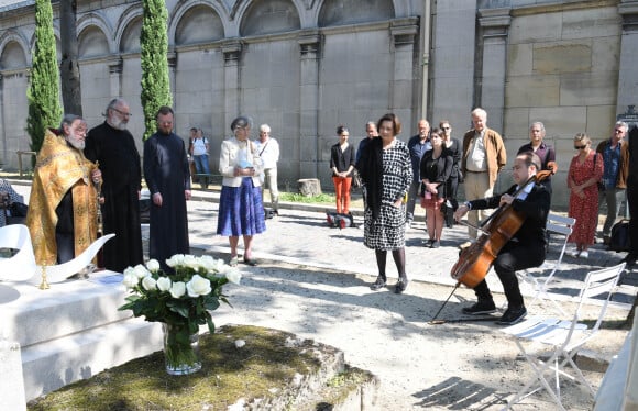 Exclusif - Macha Méril - Macha Méril et les proches de Michel Legrand assistent à la messe organisée pour la bénédiction de la croix sur la tombe du compositeur au cimetière du Père Lachaise à Paris Le 3 septembre 2021. © Coadic Guirec / Bestimage 