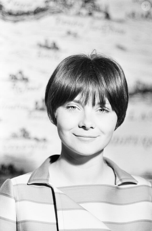 Elle a l'habitude de s'y baigner,
Archives - Portrait de Macha Méril sur le plateau de l'émission "La Carte du Tendre". Le 23 mai 1966 © Alain Canu via Bestimage