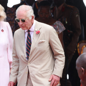 Il aurait des raisons d'avoir peur puisque l'individu qui a tenté de pénétrer à Buckingham Palace a été relâché
Le roi Charles III d'Angleterre et Camilla Parker Bowles, reine consort d'Angleterre, en visite à la base navale de Mtongwe à Mombasa, lors de leur voyage officiel au Kenya, le 2 novembre 2023. En tant que capitaine général des Royal Marines, le roi Charles III d'Angleterre et la reine consort ont assisté à la démonstration d'un atterrissage secret par les Royal Marines du Kenya, entraînés par les Royal Marines de Sa Majesté. 