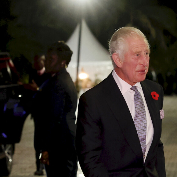 "Il s'agit d'un homme de 25 ans qui s'est comporté de manière immature, imprudente et stupide. [...] C'était une nuisance, rien de plus", a indiqué l'avocate de la défense
Le roi Charles III d'Angleterre et Camilla Parker Bowles, reine consort d'Angleterre, reçus par le président du Kenya, le Dr William Ruto, à un banquet d'État à Nairobi, le 31 octobre 2023. Le couple royal britannique effectue un voyage officiel au Kenya de quatre jours. 