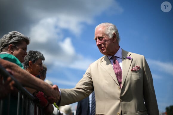 The Mirror a révélé qu'il était sorti de prison et n'avait écopé que de 2 amendes, une première de 1153 euros, l'autre de 461 euros
Le roi Charles III d'Angleterre et Camilla Parker Bowles, reine consort d'Angleterre, au Sandringham Flower Show à Sandringham House (Norfolk), le 26 juillet 2023. 