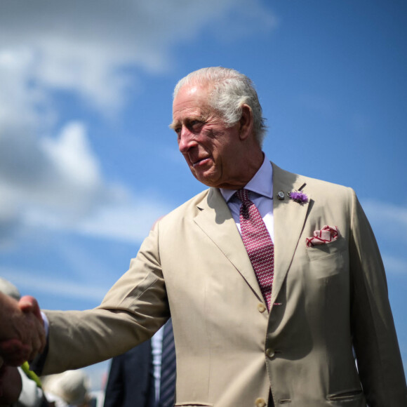 The Mirror a révélé qu'il était sorti de prison et n'avait écopé que de 2 amendes, une première de 1153 euros, l'autre de 461 euros
Le roi Charles III d'Angleterre et Camilla Parker Bowles, reine consort d'Angleterre, au Sandringham Flower Show à Sandringham House (Norfolk), le 26 juillet 2023. 