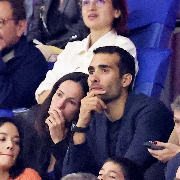 Martin Fourcade et sa femme Hélène - People dans les tribunes du match de Coupe du monde de rugby entre la France et l'Italie (60-7) à Lyon le 6 octobre 2023. © Cyril Moreau-Dominique Jacovides/Bestimage
