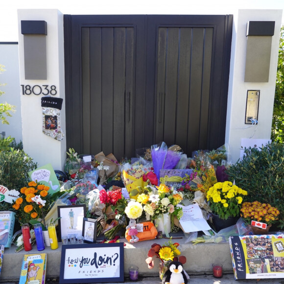 La mort de Matthew Perry date d'une semaine mais elle est dans tous les esprits. Matthew Perry a été retrouvé mort dans le jacuzzi de sa maison de Pacific Palisades (Californie).
Devant la maison à Los Angeles de Matthew Perry, mort à 54 ans, les fans n'ont pas oublié l'éternel Chandler Bing