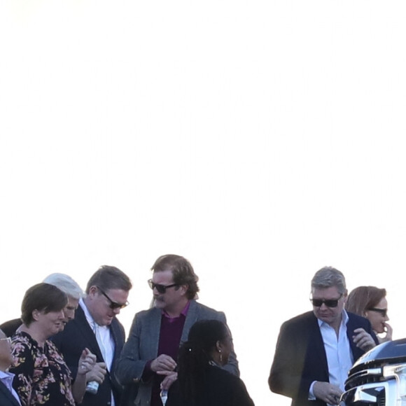 À 54 ans, l'acteur laisse derrière lui de nombreux proches, entamant un douloureux deuil. 
Les parents de Matthew Perry, Suzanne Perry et John Bennett Perry quittent ses obsèques. 
