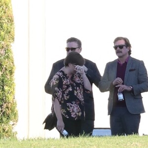 Invités et famille aux obsèques de Matthew Perry au cimetière de Forest Lawn à Los Angeles le 3 novembre 2023.