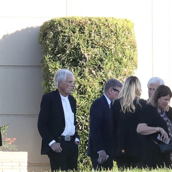 Invités et famille aux obsèques de Matthew Perry au cimetière de Forest Lawn à Los Angeles le 3 novembre 2023.