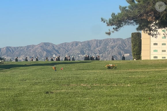 Invités et famille aux obsèques de Matthew Perry au cimetière de Forest Lawn à Los Angeles le 3 novembre 2023.