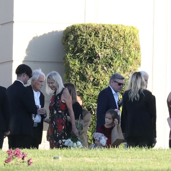 Invités et famille aux obsèques de Matthew Perry au cimetière de Forest Lawn à Los Angeles le 3 novembre 2023.