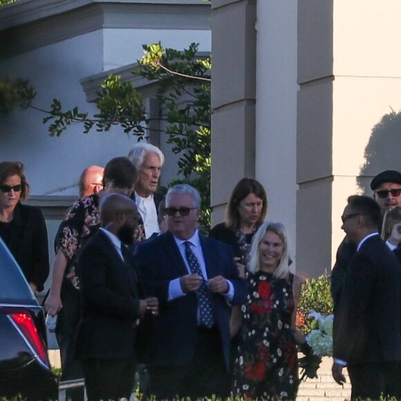 Invités et famille aux obsèques de Matthew Perry au cimetière de Forest Lawn à Los Angeles le 3 novembre 2023.