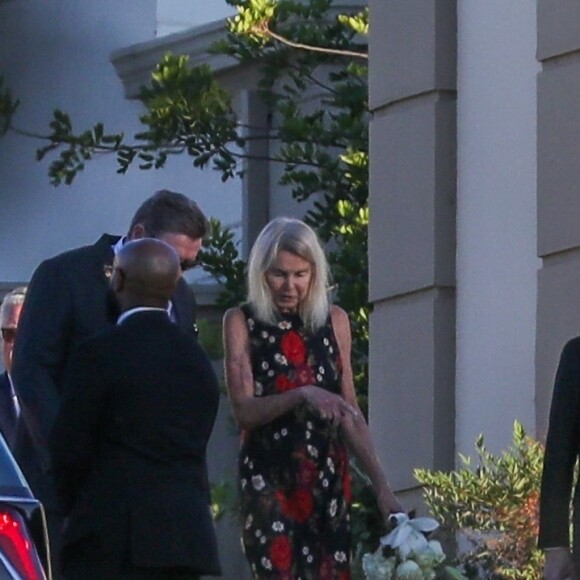 Invités et famille aux obsèques de Matthew Perry au cimetière de Forest Lawn à Los Angeles le 3 novembre 2023.