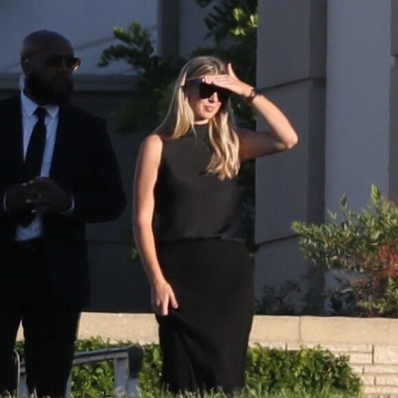 Ainsi, seule la famille s'est rendue dans un endroit plus sécurisé et moins de 20 personnes ont pu suivre le cortège qui amenait le cercueil sur son lieu de dépôt, comme rapporté par The Sun.
Les parents de Matthew Perry Suzanne Perry et John Bennett Perry quittent ses funérailles. 