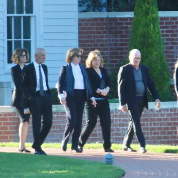 Ce que l'on sait c'est qu'une énorme composition florale a été mise sur celle-ci après les obsèques et qu'elle a depuis disparu. 
Invités et famille aux obsèques de Matthew Perry au cimetière de Forest Lawn à Los Angeles le 3 novembre 2023.