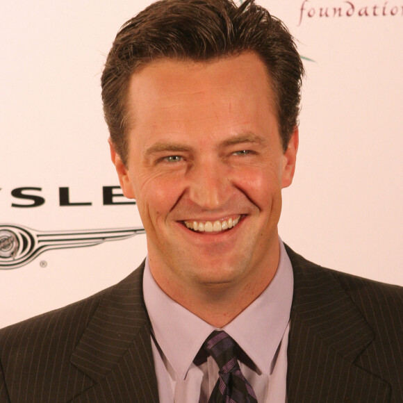 La famille de Matthew Berry a tenu à ce que la cérémonie se déroule en toute discrétion. Ils ont ainsi insisté auprès des acteurs de Friends pour ne pas rester trop longtemps présents pour éviter les paparazzi.
Matthew Perry en 2005