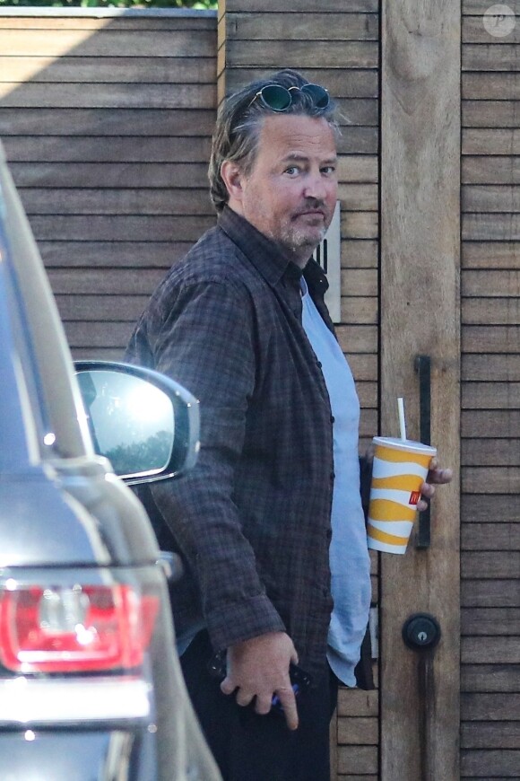 On y apprend que les circonstances exactes de la mort de la star de "Friends" demeurent en attente
Exclusif - Matthew Perry se rend chez un ami avec une mystérieuse jeune femme à Pacific Palisades le 8 avril 2022.