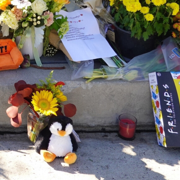 Hommage à Matthew Perry devant chez lui à Los Angeles - 3 novembre 2023