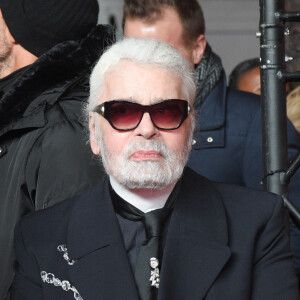 "Un soir, devant la glace, j'étais prêt à divorcer. Je n'aimais plus ce que je voyais. La chose la plus futile peut tout à coup vous paraître d'une importance folle", confiait-il au Figaro (2001).
Karl Lagerfeld lors de l'illumination des Champs-Elysées à l'ocassion des Fêtes de Noël. Paris, le 22 novembre 2018. © Guirec Coadic/Bestimage