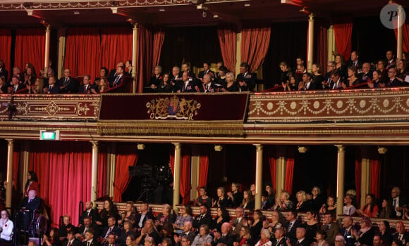 Le 12 novembre 2023 est marqué, au Royaume Uni, par la commémoration du Remembrance Sunday.
La famille royale assiste au Royal British Legion Festival of Remembrance au Royal Albert Hall à Londres le 11 novembre 2023.
