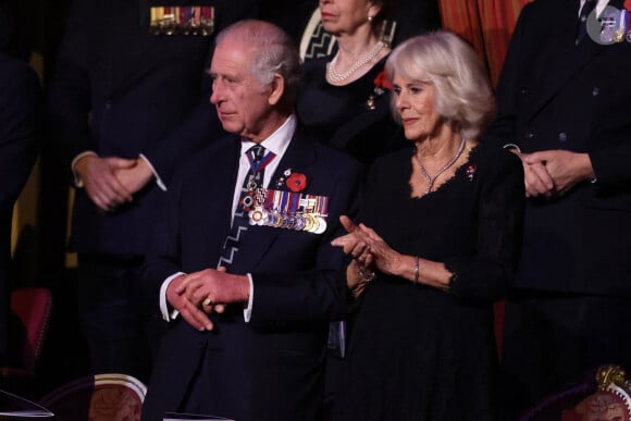 Ce jour-là le peuple britannique rend hommage à la contribution des militaires et civils britanniques et du Commonwealth aux deux guerres mondiales et aux conflits ultérieurs.
Le roi Charles III d'Angleterre et Camilla Parker Bowles - La famille royale assiste au Royal British Legion Festival of Remembrance au Royal Albert Hall à Londres le 11 novembre 2023.