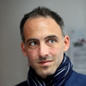 Raphaël Glucksmann, tête de liste PS-Place publique-Nouvelle Donne pour les élections européennes, en campagne dans le village de Créon, près de Bordeaux, le 2 mai 2019.