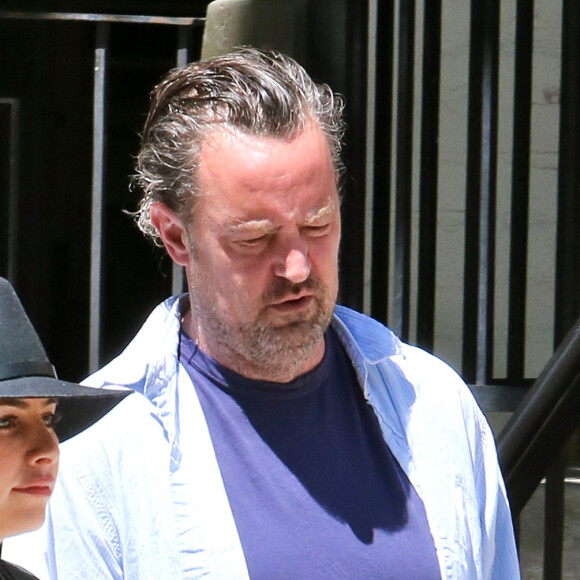 Exclusif - Matthew Perry, bouffi, mal rasé et débraillé, accompagné d'une amie, sort de chez le médecin à Toronto, le 20 mai 2016.