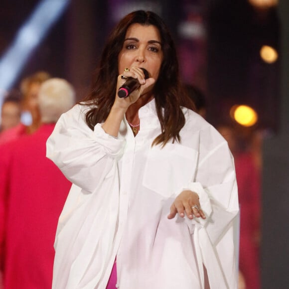 Des souvenirs heureux, mais aussi douloureux...
Exclusif - Jenifer Bartoli - Défilé de l'association Ruban Rose à l'occation du lancement d'octobre rose sur les Champs Elysées à Paris, France, le 01 octobre 2023. © Christophe Clovis / Bestimage 