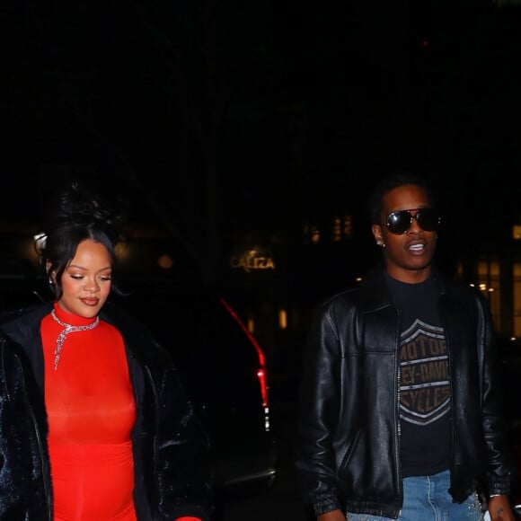 Rihanna, enceinte, a choisi une combinaison rouge moulante pour sortir à New York avec son compagnon Asap Rocky le 23 avril 2023