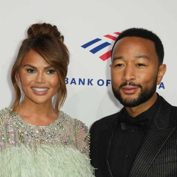 Mois d'un an après la naissance de leur fille Esti, John Legend et Chrissy Teigen ont accueilli un garçon, Wren, né en juin par mère porteuse
Chrissy Teigen et son mari John Legend - Photocall du gala de bienfaisance "Red Supper Club" au Cipriani à New York. Le 27 avril 2022 