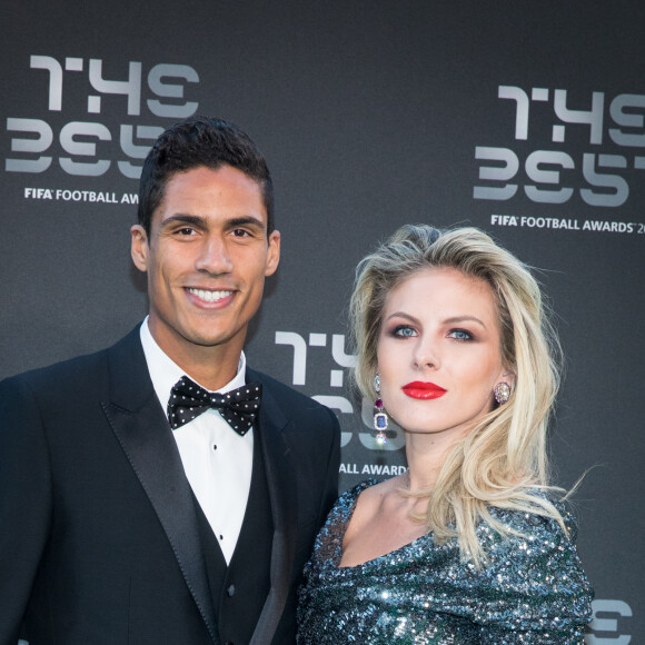 A seulement 29 ans, Raphaël Varane est déjà 3 fois papa. Après Ruben en mars 2017 et Anaïs en octobre 2020, c'est au tour d'Elena de venir agrandir le clan. La petite fille est née au mois d'avril et fait la joie de son papa et de sa maman Camille Tytgat.
Raphaël Varane et sa femme Camille Tytgat - Les célébrités arrivent à la cérémonie des Trophées Fifa 2018 au Royal Festival Hall à Londres, Royaume Uni, le 25 septembre 2018. © Cyril Moreau/Bestimage 