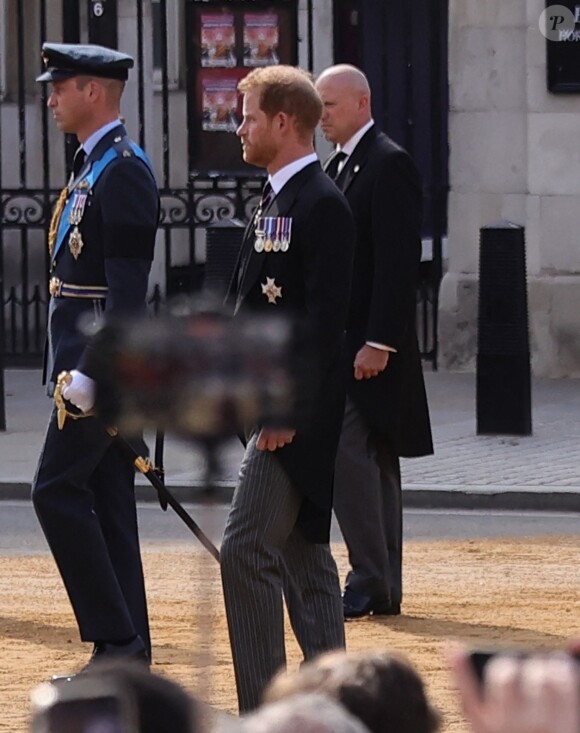 Le prince de Galles William, le prince Harry, duc de Sussex - Procession cérémonielle du cercueil de la reine Elisabeth II du palais de Buckingham à Westminster Hall à Londres. Le 14 septembre 2022