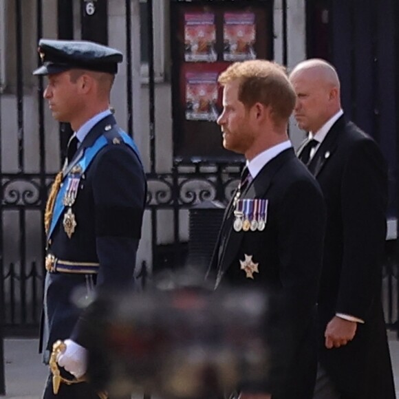 Le prince de Galles William, le prince Harry, duc de Sussex - Procession cérémonielle du cercueil de la reine Elisabeth II du palais de Buckingham à Westminster Hall à Londres. Le 14 septembre 2022