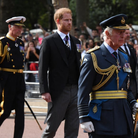 Le roi Charles III d'Angleterre, la princesse Anne, le prince William, prince de Galles, le prince Harry, duc de Sussex, le prince Edward, comte de Wessex et le prince Andrew, duc d'York - Procession cérémonielle du cercueil de la reine Elisabeth II du palais de Buckingham à Westminster Hall à Londres, Royaume Uni, le 14 septembre 2022. 