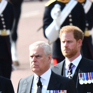 Le prince Andrew, duc d'York, Le prince Harry, duc de Sussex - Procession cérémonielle du cercueil de la reine Elisabeth II du palais de Buckingham à Westminster Hall à Londres, où les Britanniques et les touristes du monde entier pourront lui rendre hommage jusqu'à ses obsèques prévues le 19 septembre 2022. Le 14 septembre 2022. 