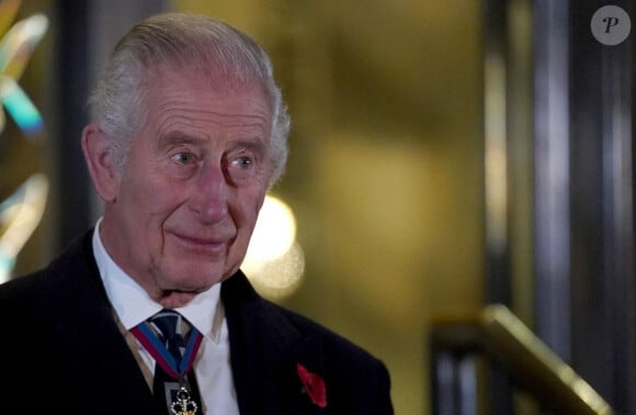 Charles III fête ses 75 ans ce mardi. 
Le roi Charles III d'Angleterre dévoile une statue de la reine Elizabeth II, Royal Albert Hall à Londres.