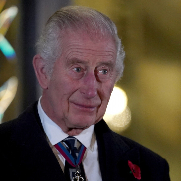 Charles III fête ses 75 ans ce mardi. 
Le roi Charles III d'Angleterre dévoile une statue de la reine Elizabeth II, Royal Albert Hall à Londres.