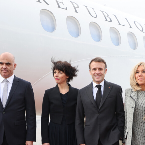 En obtenant la majorité des suffrages, il a fait, une seconde fois, de Brigitte Macron une première dame.
Accueil du président de la République française Emmanuel Macron et de la première dame Brigitte Macron par Alain Berset, Président de la Confédération suisse, et sa femme Muriel Zeender Berset à Berne (Suisse), le 15 novembre 2023. © Dominique Jacovides / Bestimage
