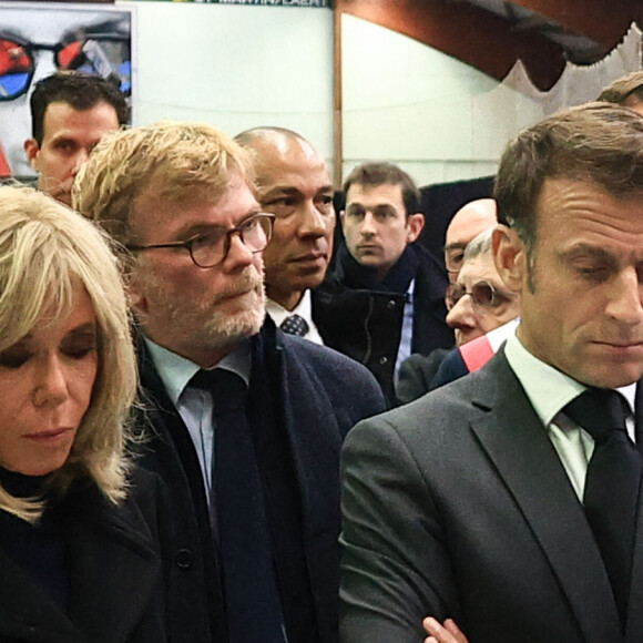 Rôle qu'elle semble prendre très à coeur !
Emmanuel Macron et sa femme Brigitte assistent à une réunion avec les équipes de secours à Clairmarais, le 14 novembre 2023. © Aurelien Morissard/Pool/Bestimage.