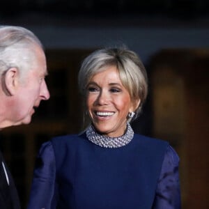 "Les jupes trop courtes ? Je n'avais rien de long. On apprend en marchant. Je me plie à la discipline, je suis meilleur élève aujourd'hui que lorsque j'étais enfant."
La reine consort Camilla Parker Bowles, le roi Charles III d'Angleterre, Emmanuel Macron et sa femme Brigitte - Dîner d'Etat au château de Versailles en l'honneur de la visite officielle du roi Charles III d'Angleterre et de la reine consort Camilla Parker Bowles de 3 jours en France. Le 20 septembre 2023 © Stéphane Lemouton / Bestimage