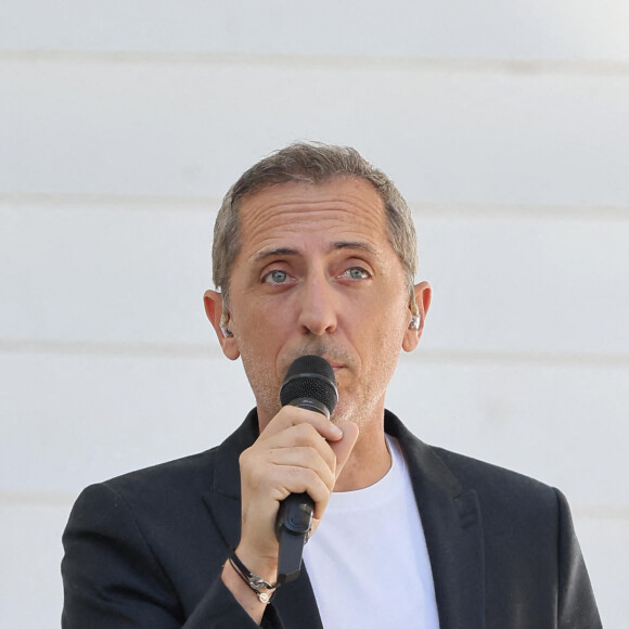 Gad Elmaleh - Le président de la République française E.Macron et la première dame B.Macron assistent à la messe donnée par le pape François au stade Vélodrome de Marseille, le 23 septembre 2023. Sa Sainteté le pape François est à Marseille pour la clôture des Rencontres Méditerranéennes (17 - 24 septembre 2023). © Dominique Jacovides / Bestimage 