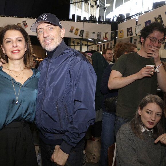 Gad Elmaleh avec sa soeur Judith Elmaleh - Festival du Livre de Paris 2023 au Grand Palais Éphémère à Paris le 22 avril 2023. © Cedric Perrin / Bestimage 