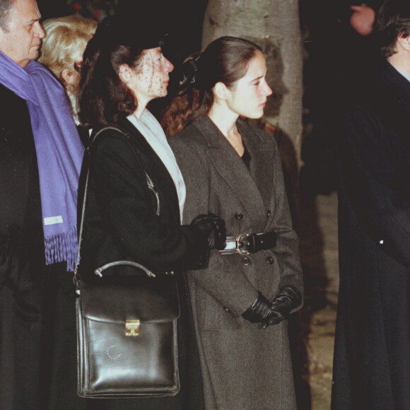 "Mon père voulait que je prenne son nom et j'ai résisté pendant longtemps pour plein de raisons. Déjà, je trouvais que c'était presque un pléonasme, Mazarine Mitterrand."
Mazarine Pingeot et sa mère Anne Pingeot aux obsèques de François Mitterand.