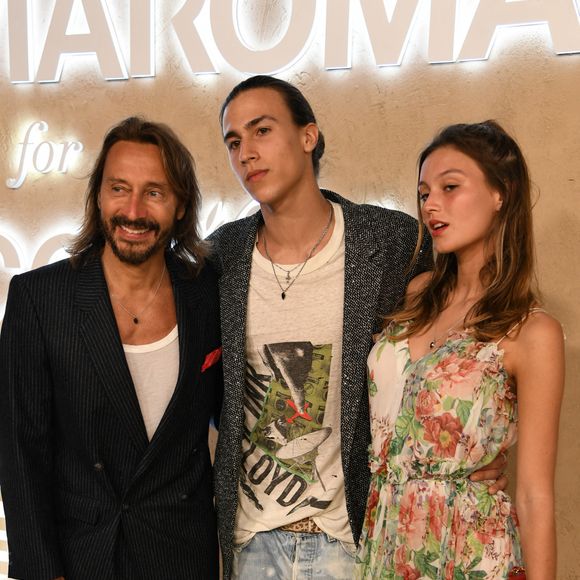 "Ce n'est pas le jackpot, ni le loto. À la fin, il nous reste, 20 000 euros chacun. À chaque fois que ça passe à la télé, on me dit que je suis richissime... J'aimerais bien !"
Bob Sinclar avec ses enfants Raphaël et Paloma Le Friant - Soirée LuisaViaRoma for UNICEF Winter Gala à Saint-Barthélemy, le 29 décembre 2022.
